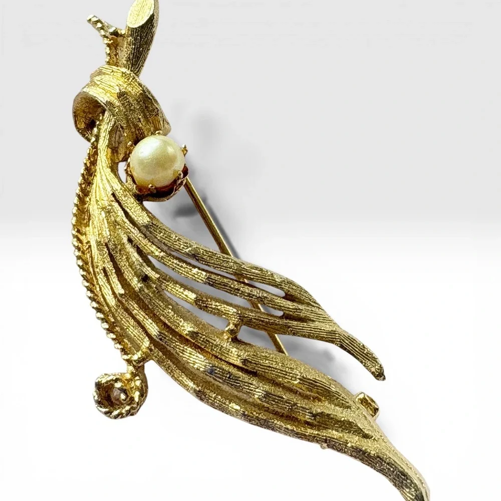 Vintage Gold Tone Leaf Brooch Faux Pearl‎ Mid Century Modern Textured Pin